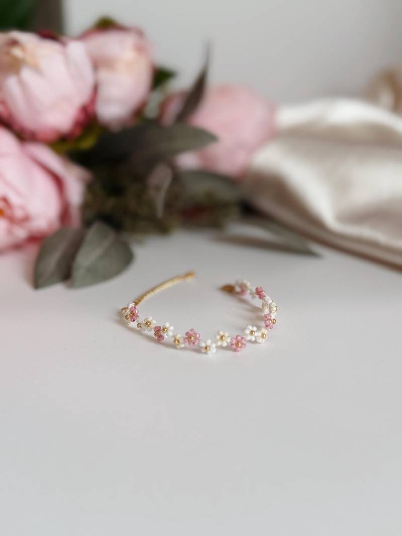 Hana - Mauve Pink Gänseblümchen Armband Handgemachtes Blumen Perlenarmband, Geburtstagsgeschenk, Zick Zack von HanaMinzuka
