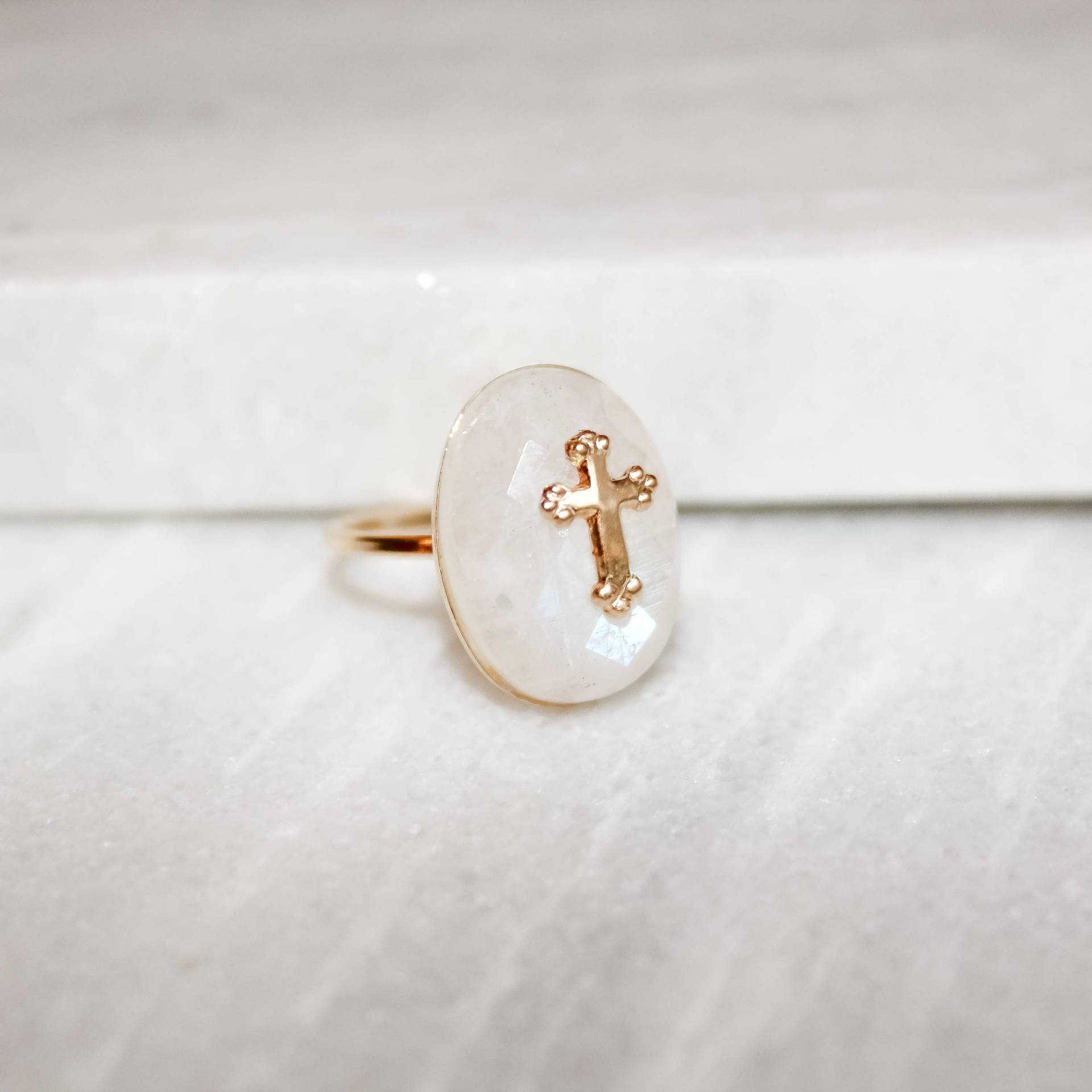 Vergoldeter Ring Mit Ovalem Mondstein Und Vergoldetem Kreuz Vergoldeter Ring Mit Ovalem Mondstein Und Vergoldetem Kreuz von HanaeParis