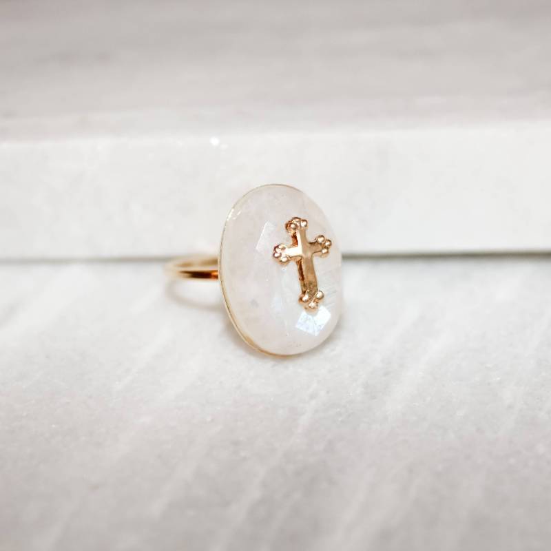 Vergoldeter Ring Mit Ovalem Mondstein Und Vergoldetem Kreuz Vergoldeter Ring Mit Ovalem Mondstein Und Vergoldetem Kreuz von HanaeParis