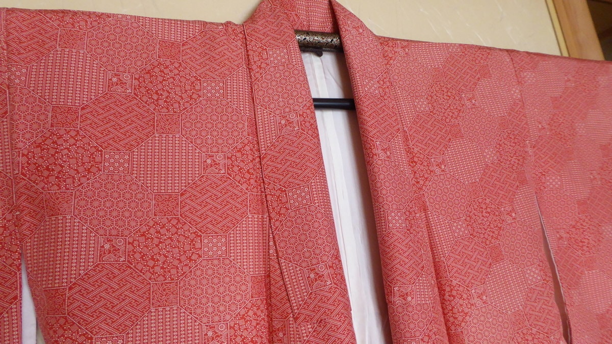 Original Kimono Aus Japan, "Edokomon", Seide, Rot Handgenäht Original Kimono Aus Japan, "Edokomon", Seide, Rot Handgenäht von HanamomoDesign