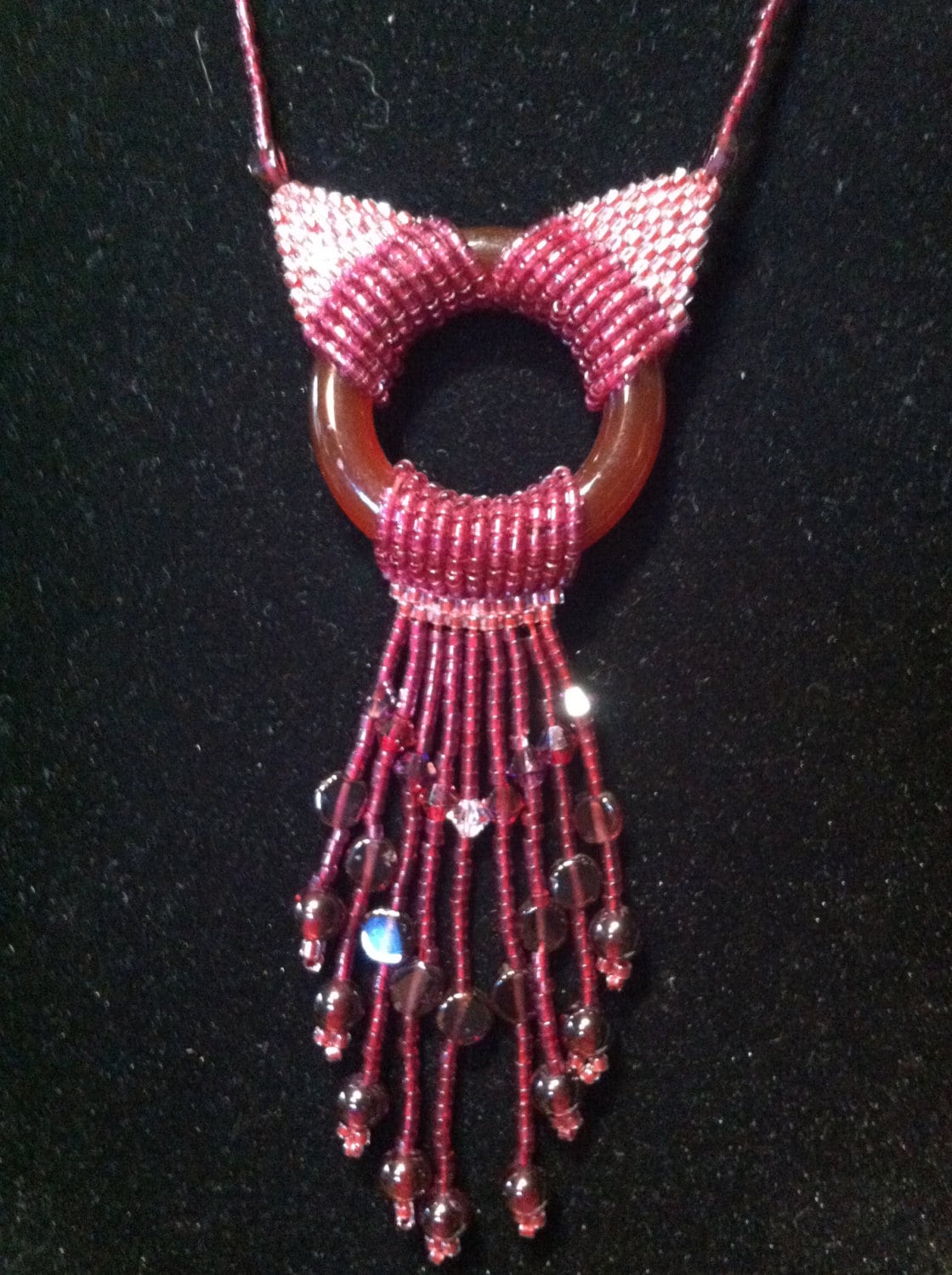 Hand Perlen Halskette Aus Granat Und Swarovski-Kristallen Hand Perlen Halskette Aus Granat Und Swarovski-Kristallen von HandBeadedOriginals