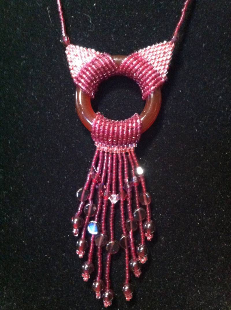 Hand Perlen Halskette Aus Granat Und Swarovski-Kristallen von HandBeadedOriginals