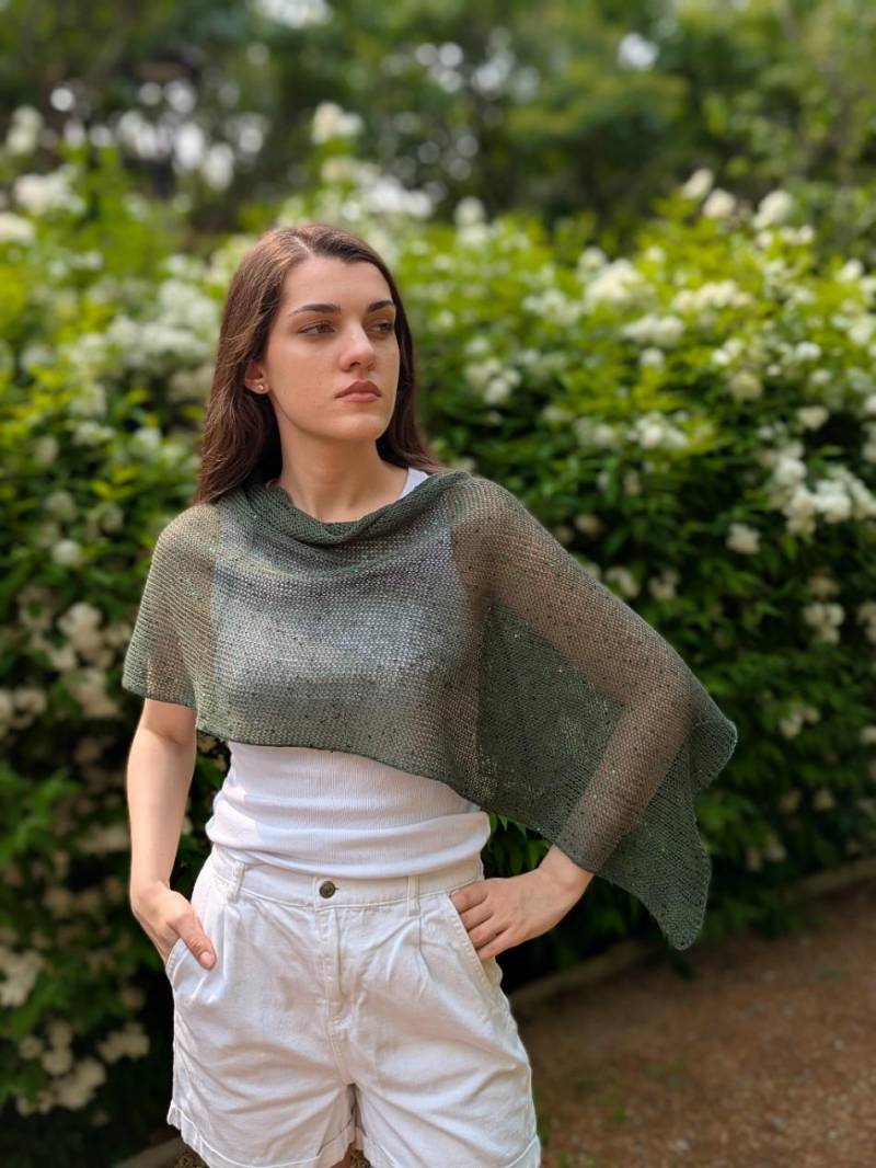 Handgestrickter Grüner Leinen Poncho Festival Shrug Mit Pailletten - Handgefertigt in Kanada von HandCraftedShawl