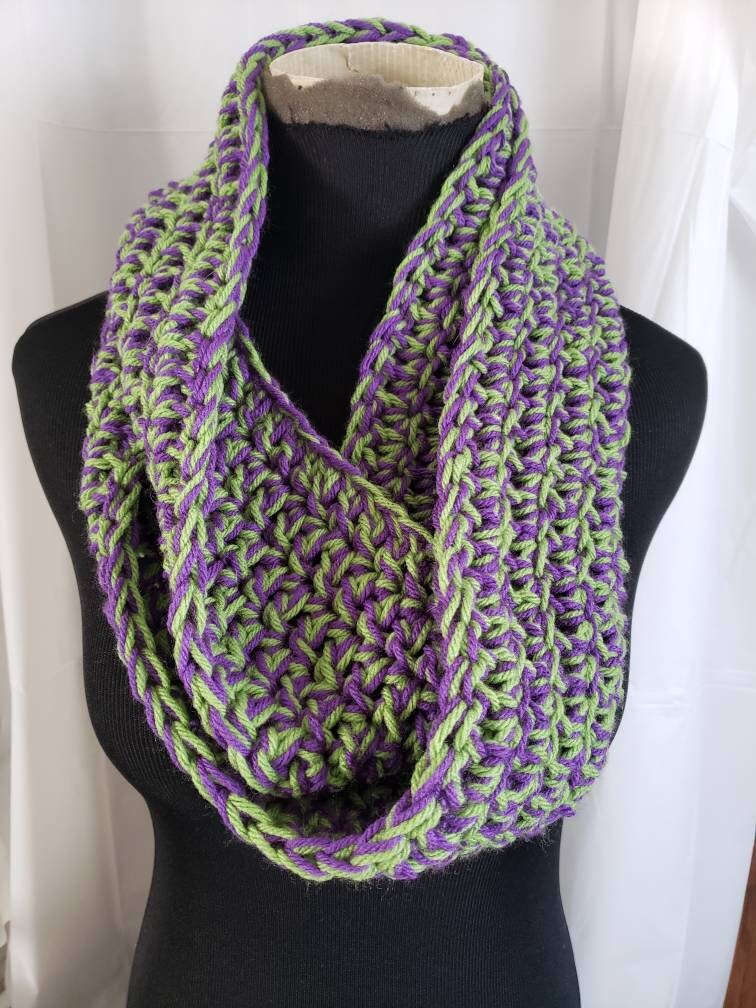 Unförmiger Loop-Schal - Grün Und Lila Unförmiger Loop-Schal - Grün Und Lila von HandHookedCrafts