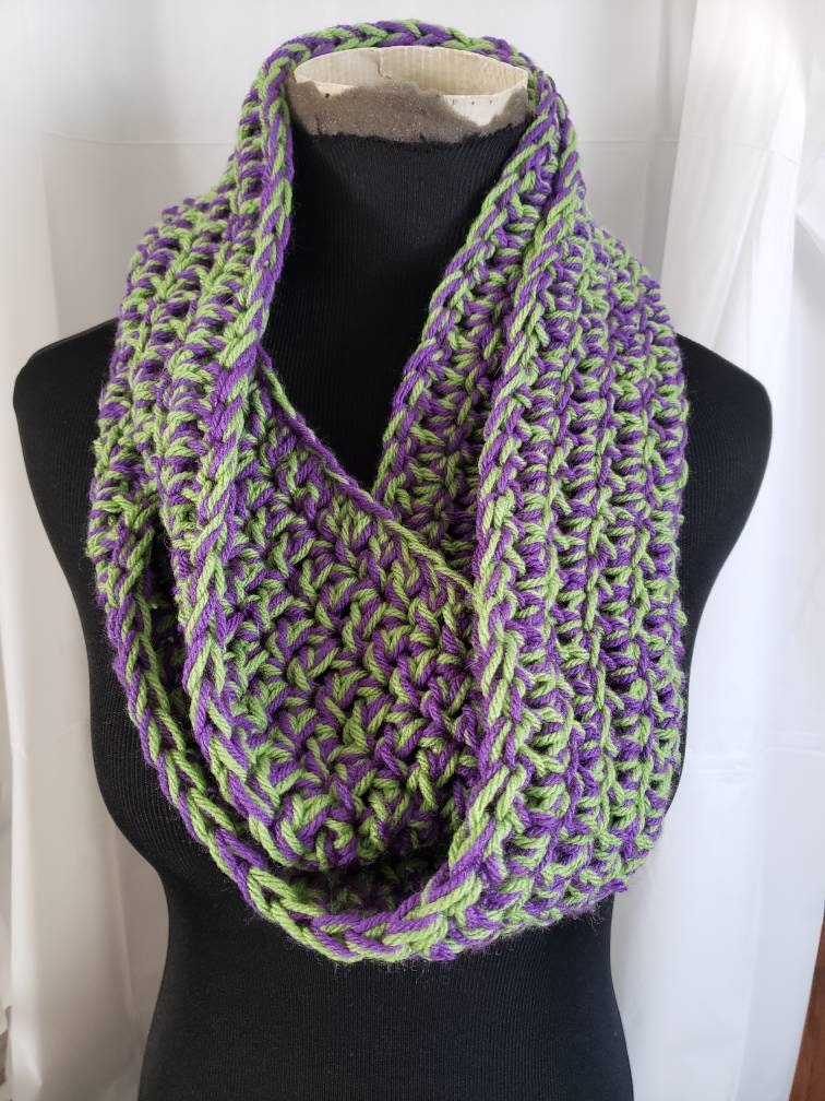 Unförmiger Loop-Schal - Grün Und Lila Unförmiger Loop-Schal - Grün Und Lila von HandHookedCrafts