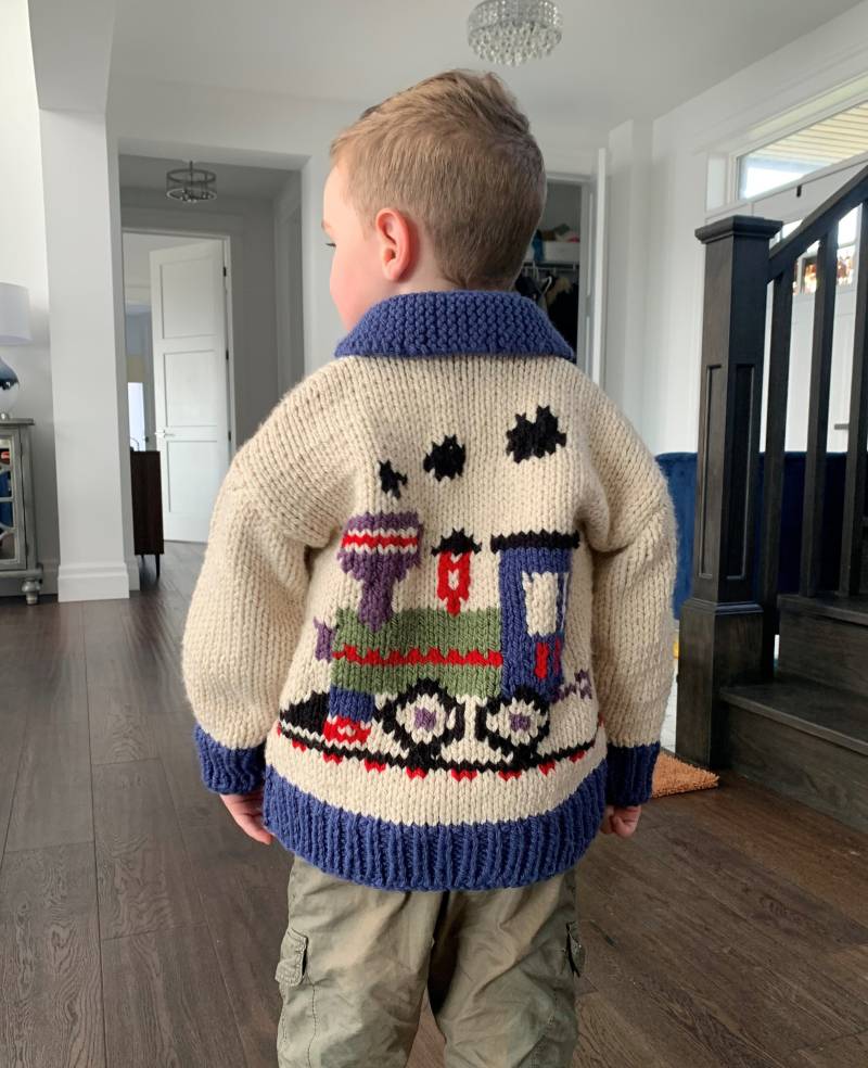 Handgestrickte Kinderpullover, Handgestrickte Sperrige Strickjacke Mit Optionaler Passender Mütze Oder Personalisierung, Zugpullovermuster von HandKnitsbyLynneCA