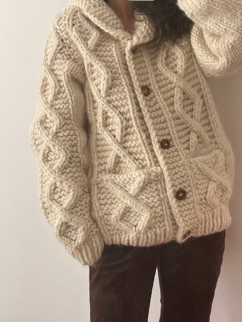 Handgemachte Reine Wolle Twist Button Cardigan, Pocket Oversized Pullover von HandKnittingSweater