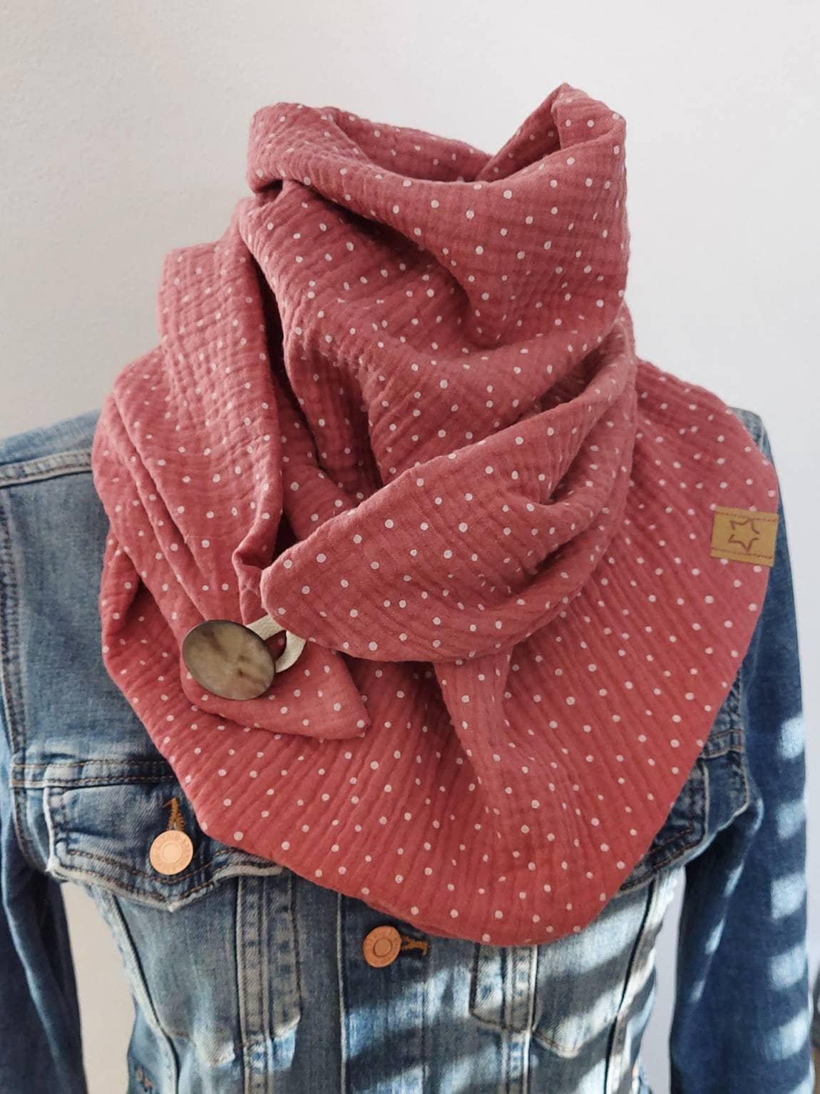 Musselintuch Mit Knopf, Dreieckstuch Damen, Wickelschal, Schal Wickelschal Musselin, Rosa Punkte Musselintuch Mit Knopf, Dreieckstuch Damen, Wickelschal, Schal Wickelschal Musselin, Rosa Punkte von HandMadeByKerstin