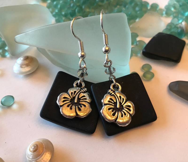 Black Sea Glass Ohrringe Antiker Silberner Hibiskus-Charme, Swarovski-Akzent von HandMadeBySunshine