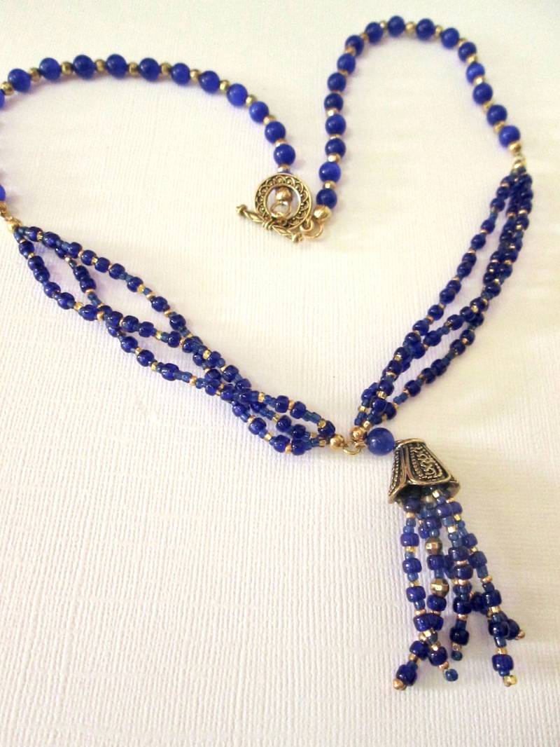 Blaue Quaste Statement Kette Handperlen Perlen, Königsblau & Gold von HandMadeBySunshine