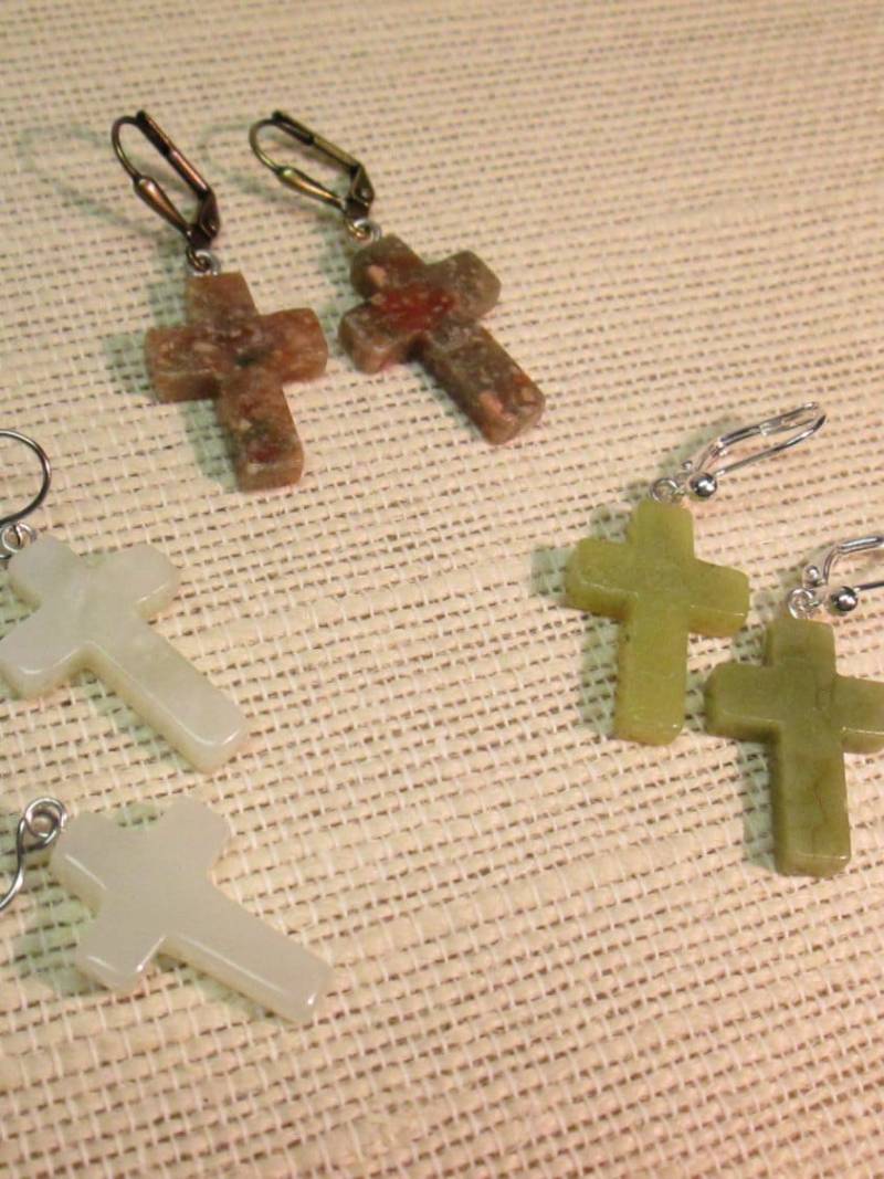 Naturstein Kreuz Ohrringe Jaspis, Quarz, Aventurin | Clip On Option von HandMadeBySunshine