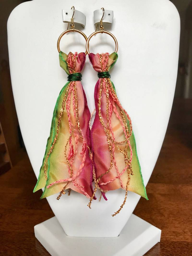 Ombre Ribbon Baumeln Ohrringe Gold, Pink, Und Grün Boho Fibre Art von HandMadeBySunshine