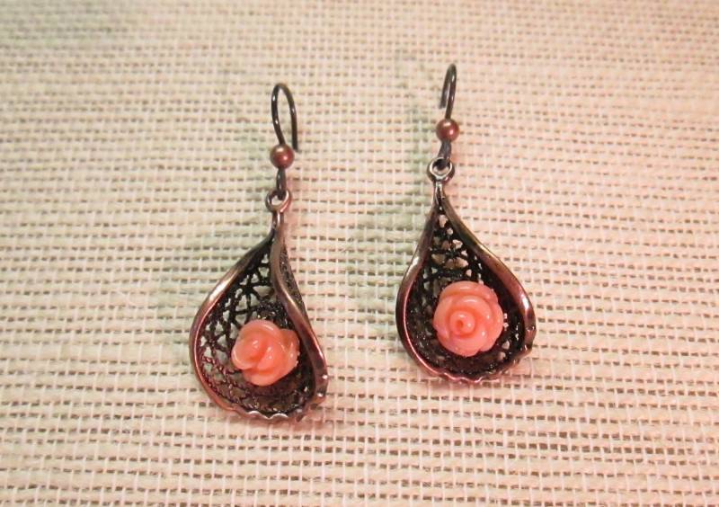 Pfirsich Koralle Blumen Ohrringe Kupfer Filigran, Niobium Drähte von HandMadeBySunshine