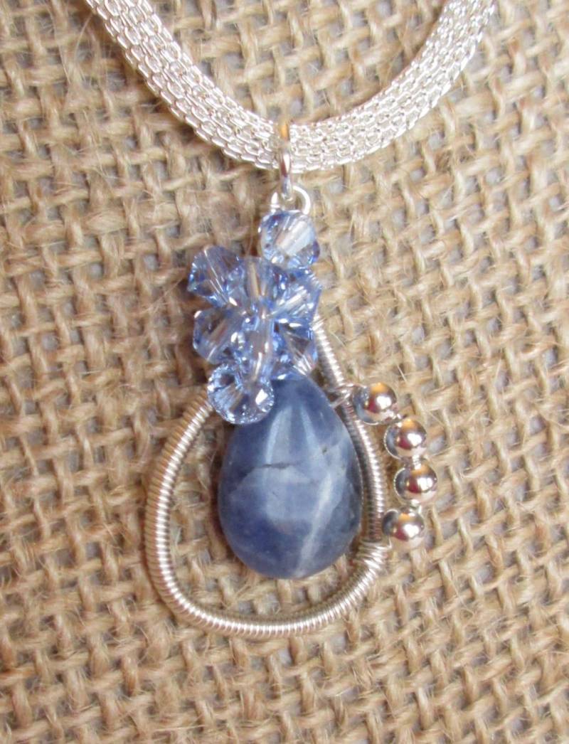 Sodalith Tropfen Anhänger Kette Swarovski, Mit Silberdraht Gewickelt von HandMadeBySunshine
