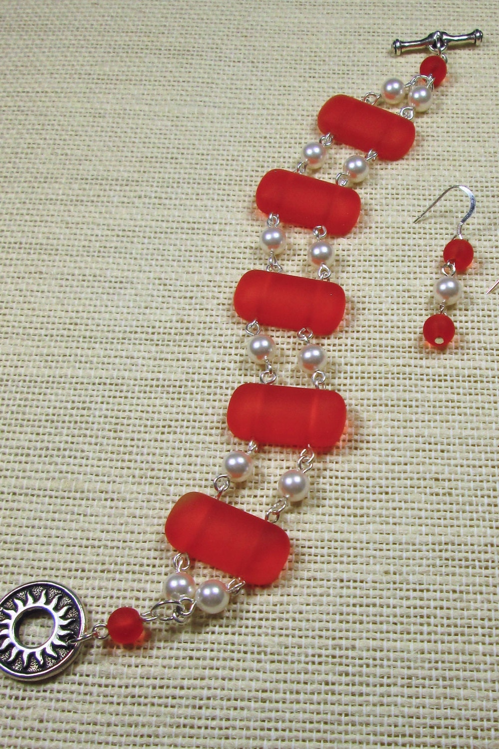 Tangerine Sea Glass Armband Weiße Swarovski Perle, Sonnenverschluss, Gratis Ohrringe von HandMadeBySunshine