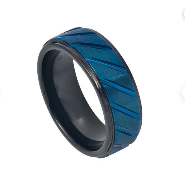 Zweifarbig Schwarz Ion-Plattiert Gebürstet Blau Diagonal Gerillt Linien Mitte Stepped Edge Tungsten Ring Comfort-Fit Unisex 8mm von HandMadeCraftsLA