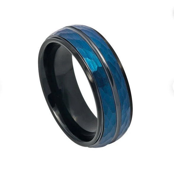 Zweifarbiger Blauer Und Schwarzer Ip Hammered Finish Wolfram Ring 8mm Comfort Fit Gravierter Ring, Versprechensring von HandMadeCraftsLA
