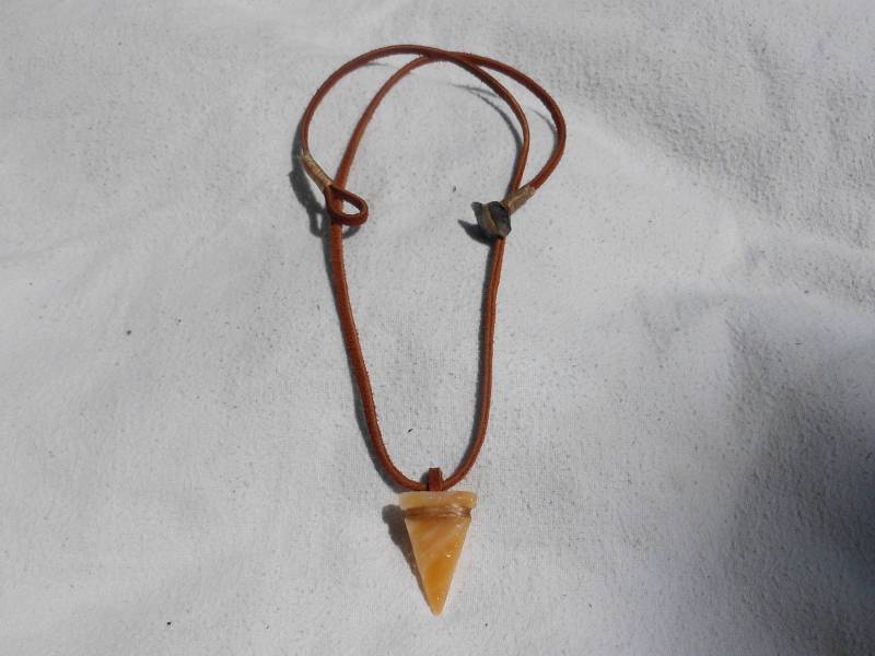 Knapped Kunst Glas Pfeilspitze Halskette Knapped Kunst Glas Pfeilspitze Halskette von HandMadeGarageCrafts