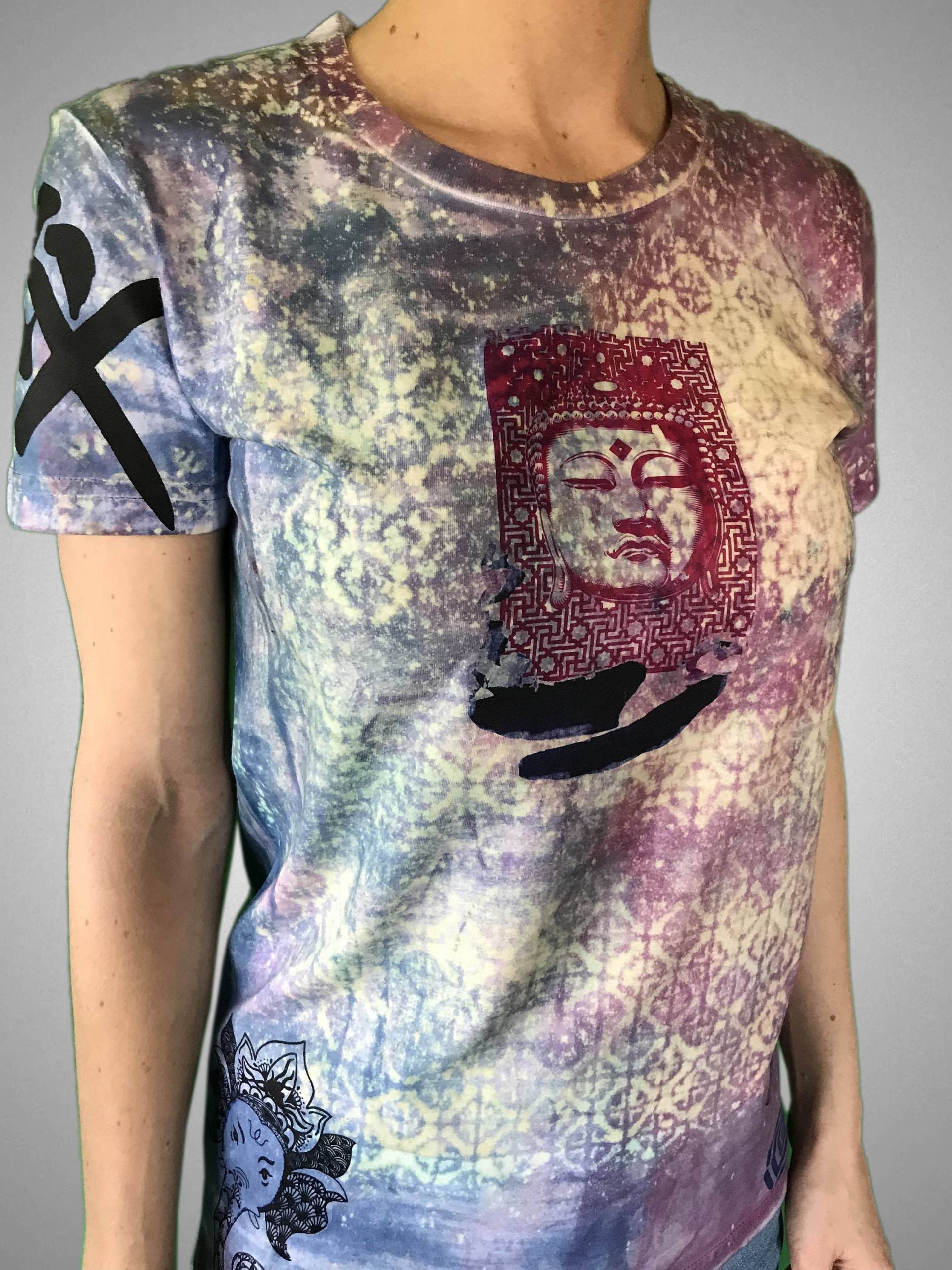 Buddha Schrein T-Shirt Top Buddha Schrein T-Shirt Top von HandPaintedbyTristan