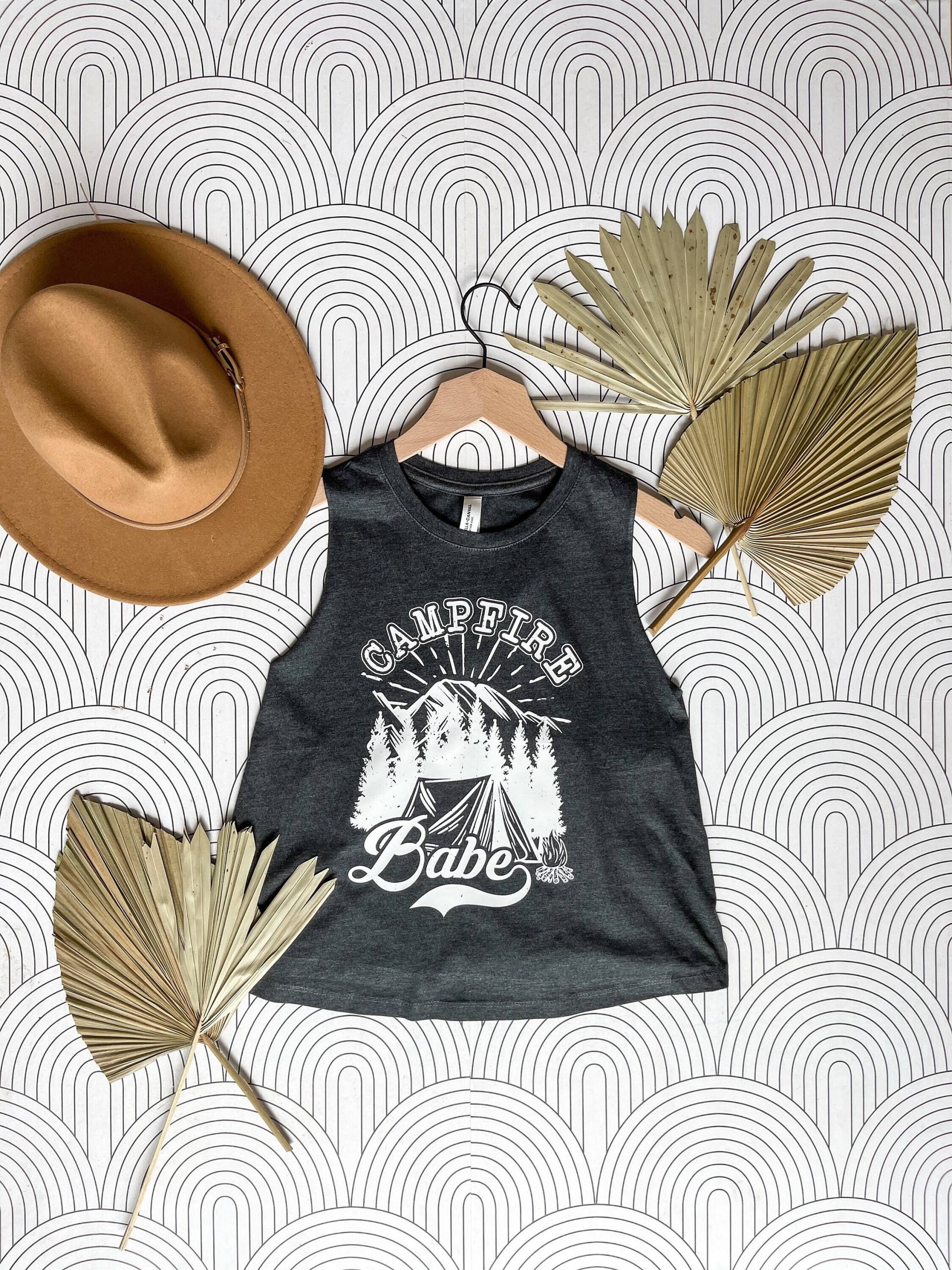 Campfire Babe Racerback Cropped Tank, Damen T-Shirt, Boho, Sommer von HandSNW