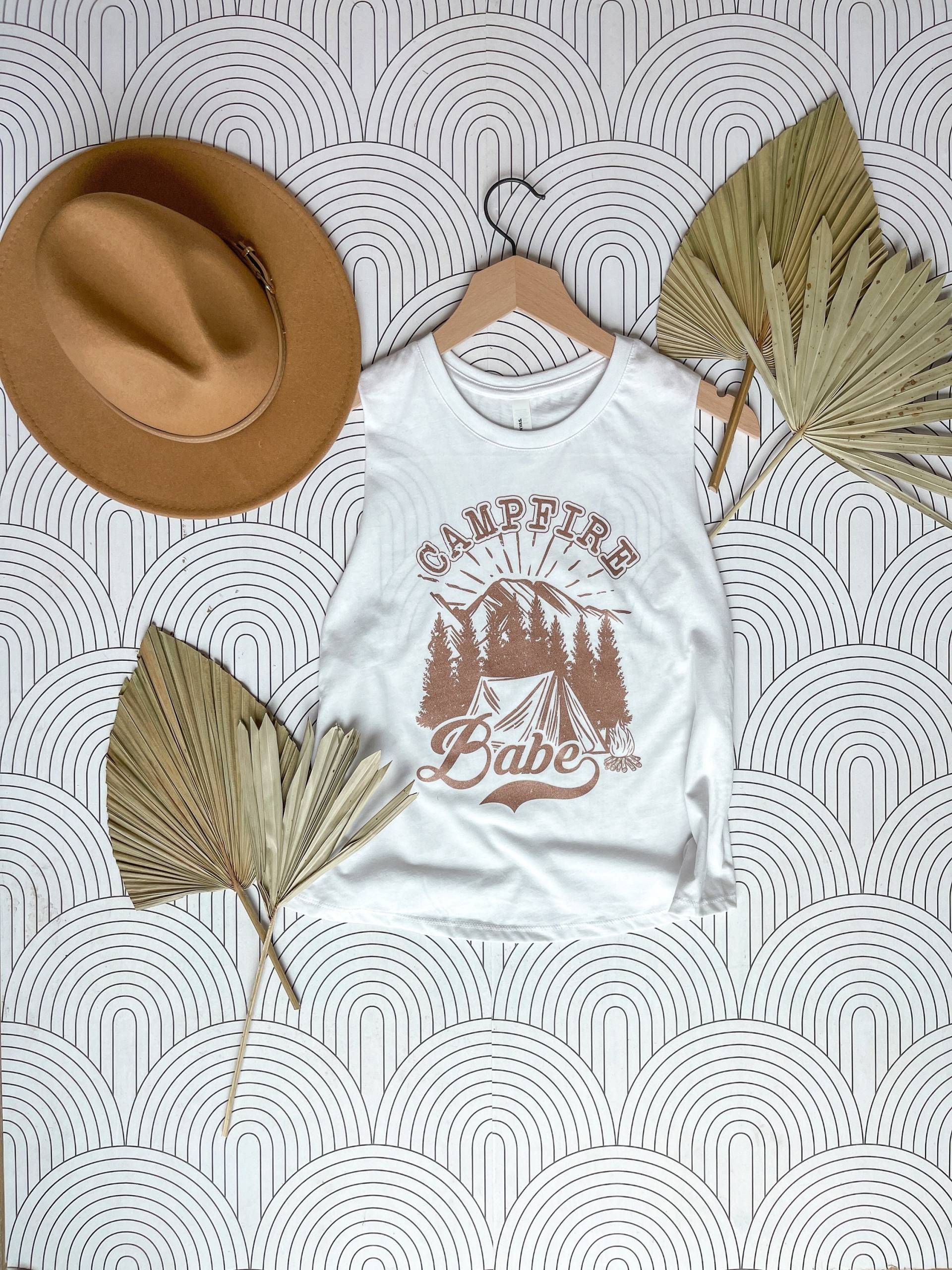 Campfire Babe Rose Gold Racerback Cropped Tank, Damen T-Shirt, Boho, Sommer von HandSNW