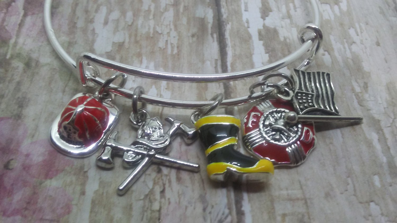 Draht Armreif, Feuerwehrmann, Feuerwehrmann Charms, Anhänger, Feuer-Hut, Feuer Boot, Malteser Kreuz, Flagge, Stakable Bettelarmband von HandStampingMemories