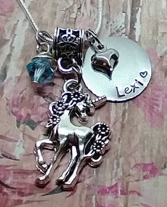 Einhorn Geburtsstein Namen Halskette, Herz Charm Name Charme, Geburtstagsgeschenk Mädchen, Mädchen Charme Halskette Einhorn Geburtsstein Namen Halskette, Herz Charm Name Charme, Geburtstagsgeschenk Mädchen, Mädchen Charme Halskette von HandStampingMemories