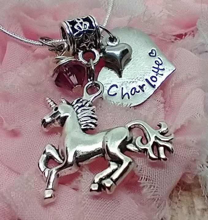 Einhorn Geburtsstein Namens Charm Halskette, Herz Namen Charm Herz Charm, Mädchen Geburtstag Geschenk Halskette von HandStampingMemories