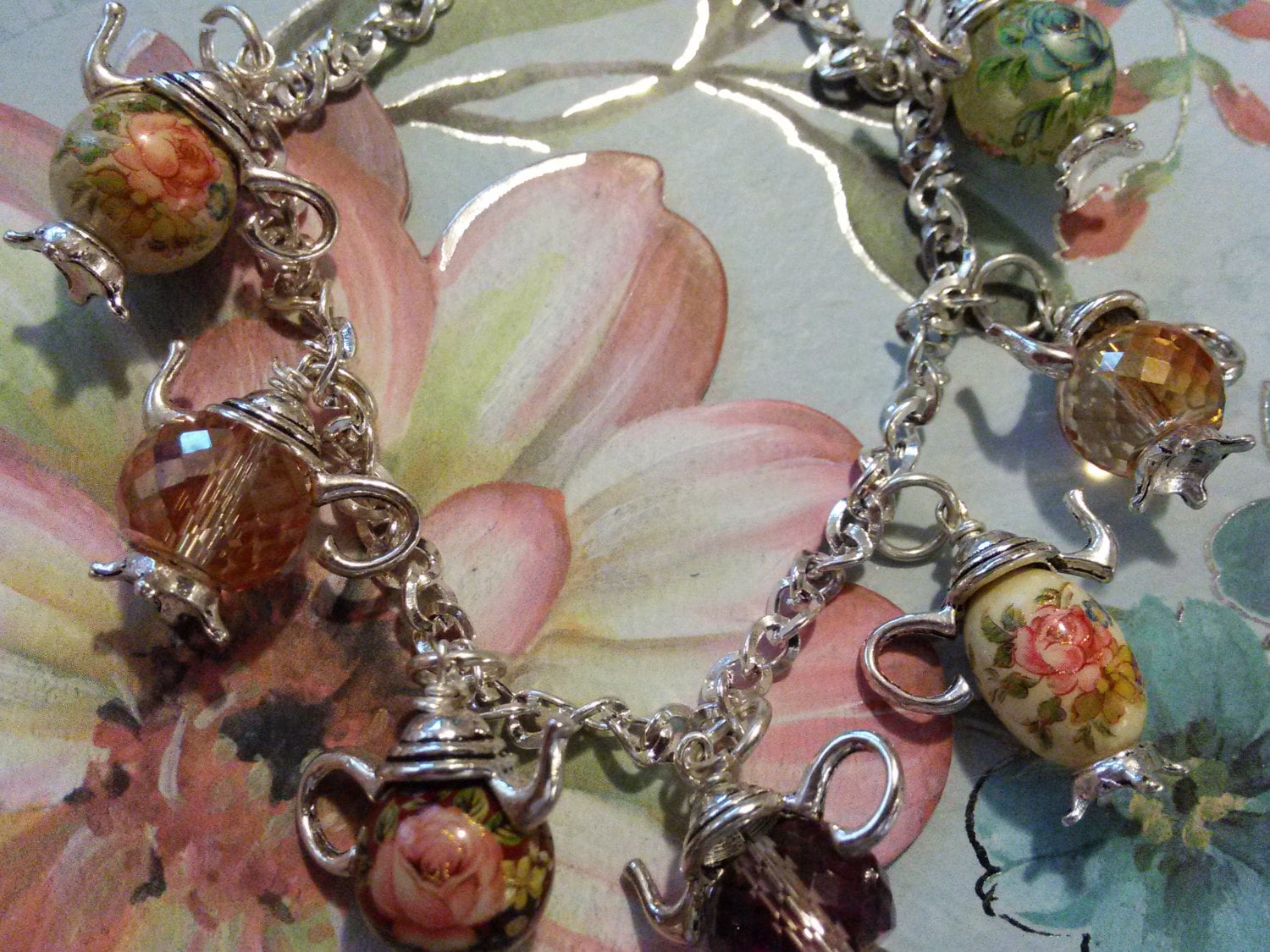 Hübsches Kleines Teekanne Perlenarmband. Und Chic Mit Wunderschönen Blumenperlen von HandStampingMemories