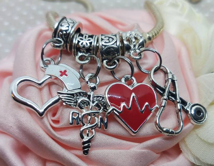 Krankenschwester Charms, Pflege Stethoskop, Hut, Rn Caduceus, Ergänzen Sie Ihr Bettelarmband, Passend Für Bettelarmbänder von HandStampingMemories