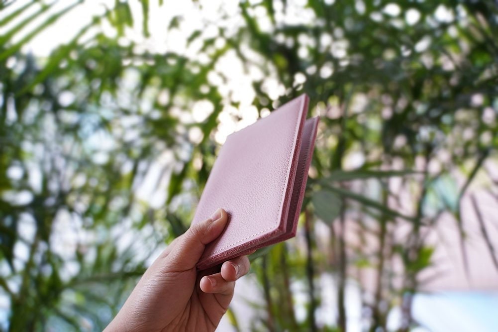 Reisepass-Abdeckung, Reisepass-Abdeckung Personalisiert, Reisepass Abdeckung Leder, Pass-Inhaber, Benutzerdefinierte Abdeckung, Rosa Blau Pass Reisepass-Abdeckung, Reisepass-Abdeckung Personalisiert, Reisepass Abdeckung Leder, Pass-Inhaber, Benutzerdefinierte Abdeckung, Rosa Blau Pass von HandStitched100