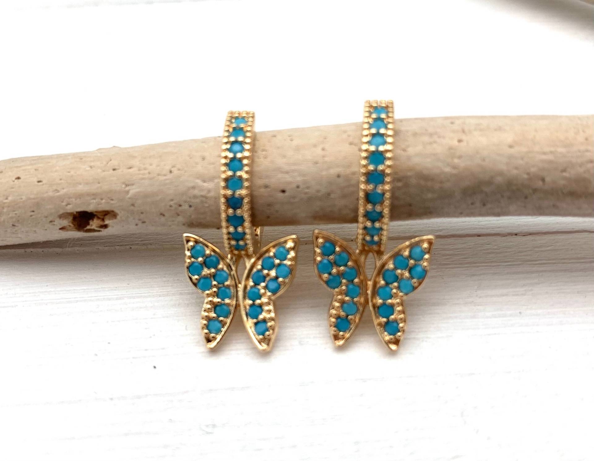Gold Türkis Schmetterling Ohrringe // Huggies 18K Goldfill Antiallergisch Nicht Anlaufend Gold Türkis Schmetterling Ohrringe // Huggies 18K Goldfill Antiallergisch Nicht Anlaufend von HandandMindCreations