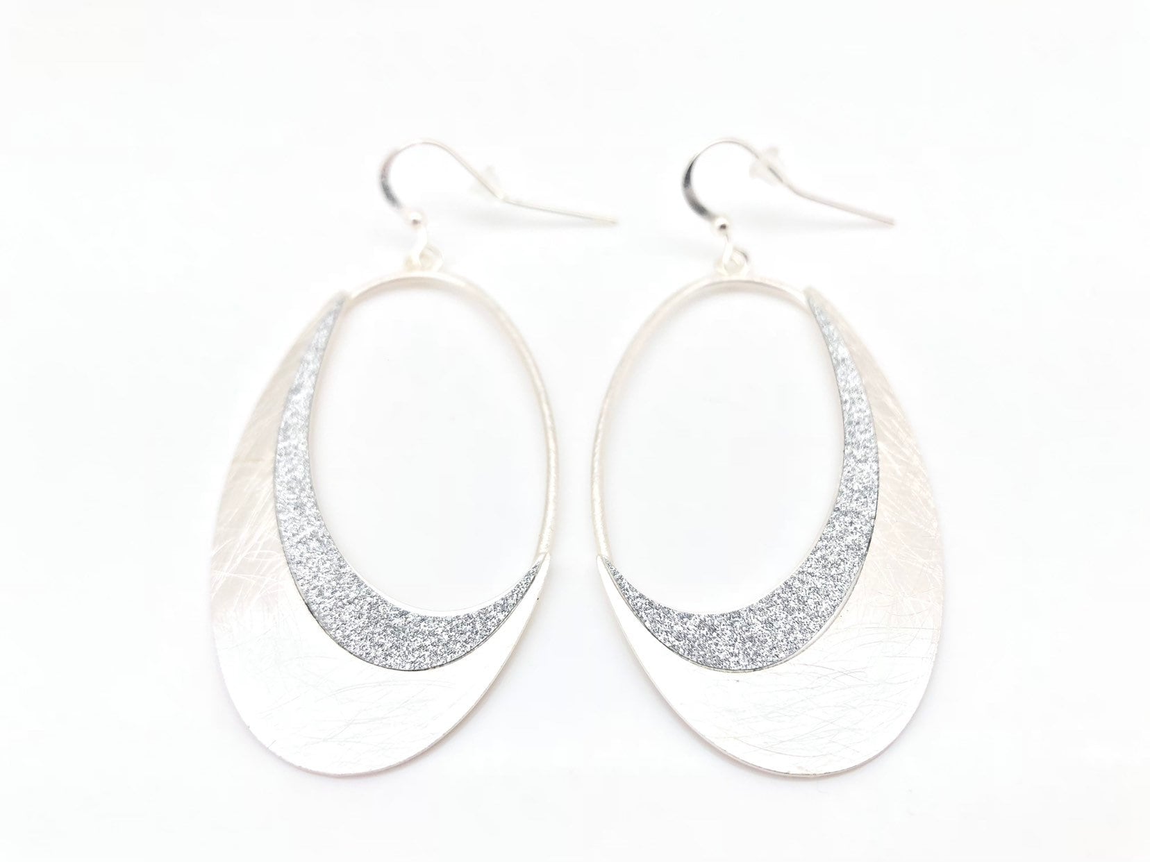 Silber Cz Hoop Ohrringe // Gebürstete Oberfläche Anlaufbeständig Stahl Ohrhaken Fashion Creolen Silber Cz Hoop Ohrringe // Gebürstete Oberfläche Anlaufbeständig Stahl Ohrhaken Fashion Creolen von HandandMindCreations