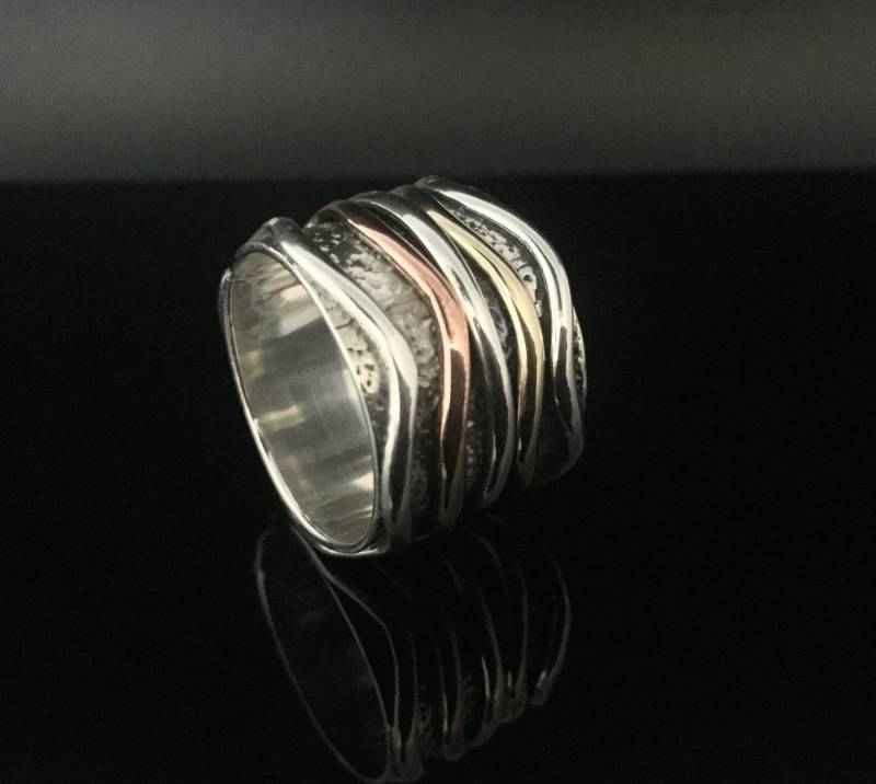 Breiter Bandring Aus Sterlingsilber Gehämmertes Kupfer & Messingakzente von HandandMindSilver