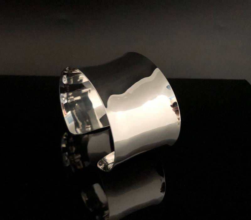 Handmade Breite Konkave Sterling Silber Armreif | 22-22 cm Handgelenk von HandandMindSilver