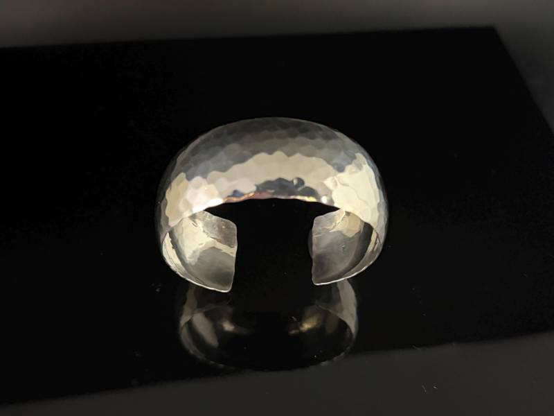 Gehämmertes Sterling Silber Armreif - Breite Gewölbte Form von HandandMindSilver