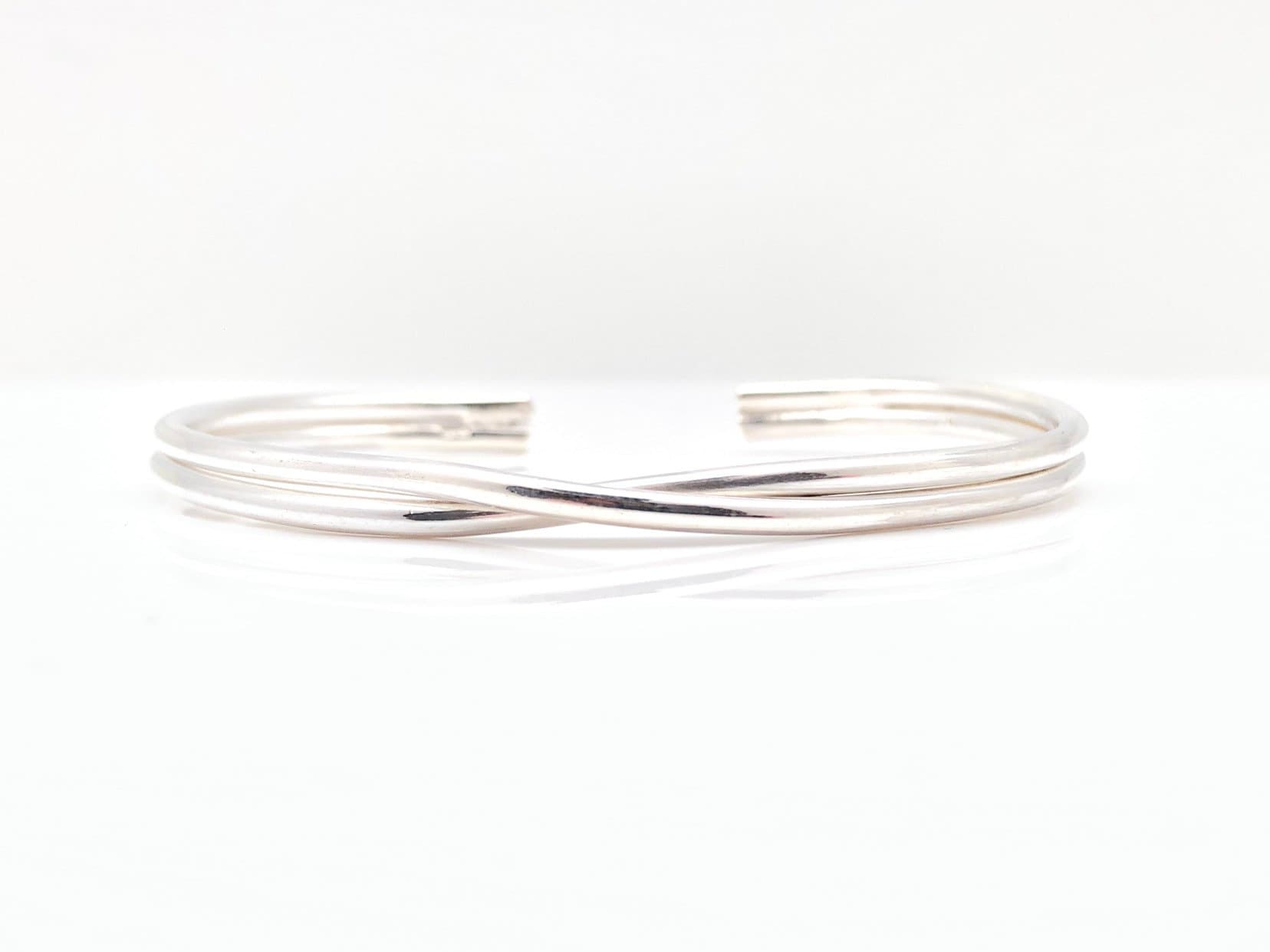 Criss Cross Sterling Silber Armreif - Wire Wrapped von HandandMindSilver