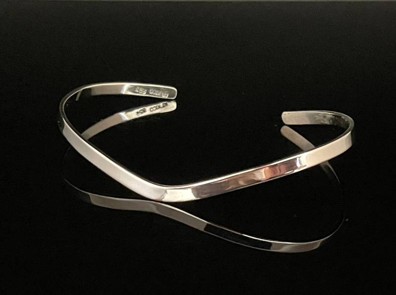 Dünne V Form Silber Armreif - 925 Sterling Armspange Cuff von HandandMindSilver