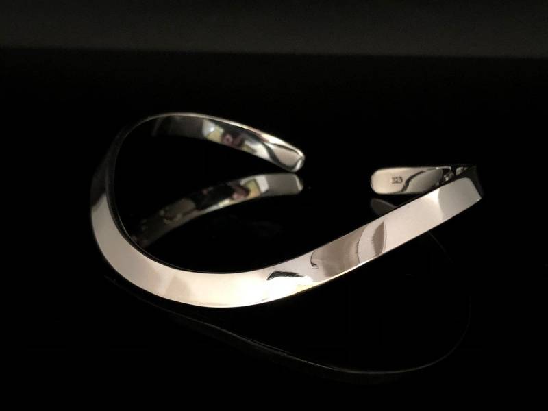 Einfaches V-Förmiges Sterling Silber Manschette Armband von HandandMindSilver