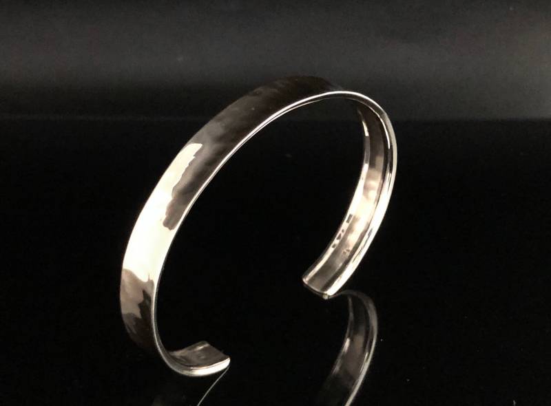 Gehämmertes Sterling Silber Manschette Armband - Konkave Design von HandandMindSilver