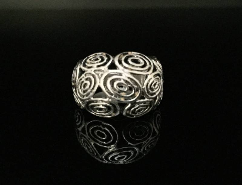 Hand Gegossener Sterling Silber Oval Dome Ring - Größe 5 von HandandMindSilver