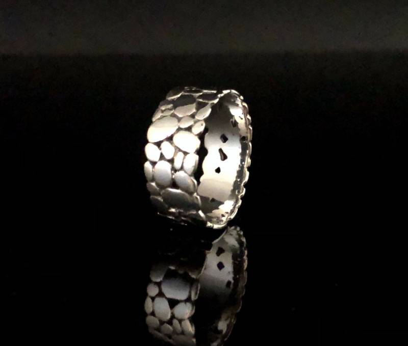 Bandring Aus Oxidiertem Sterlingsilber Mit Kieselsteinen von HandandMindSilver