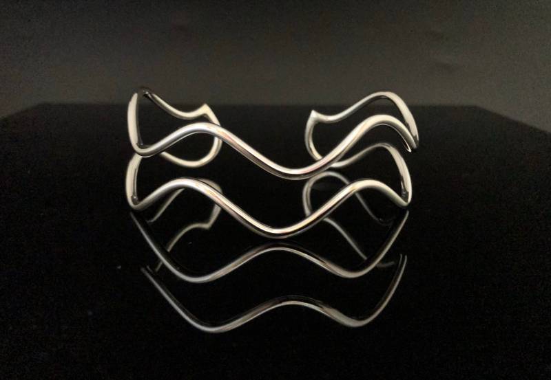 Double Wave Sterling Silber Armreif - Hochglanzpoliert von HandandMindSilver