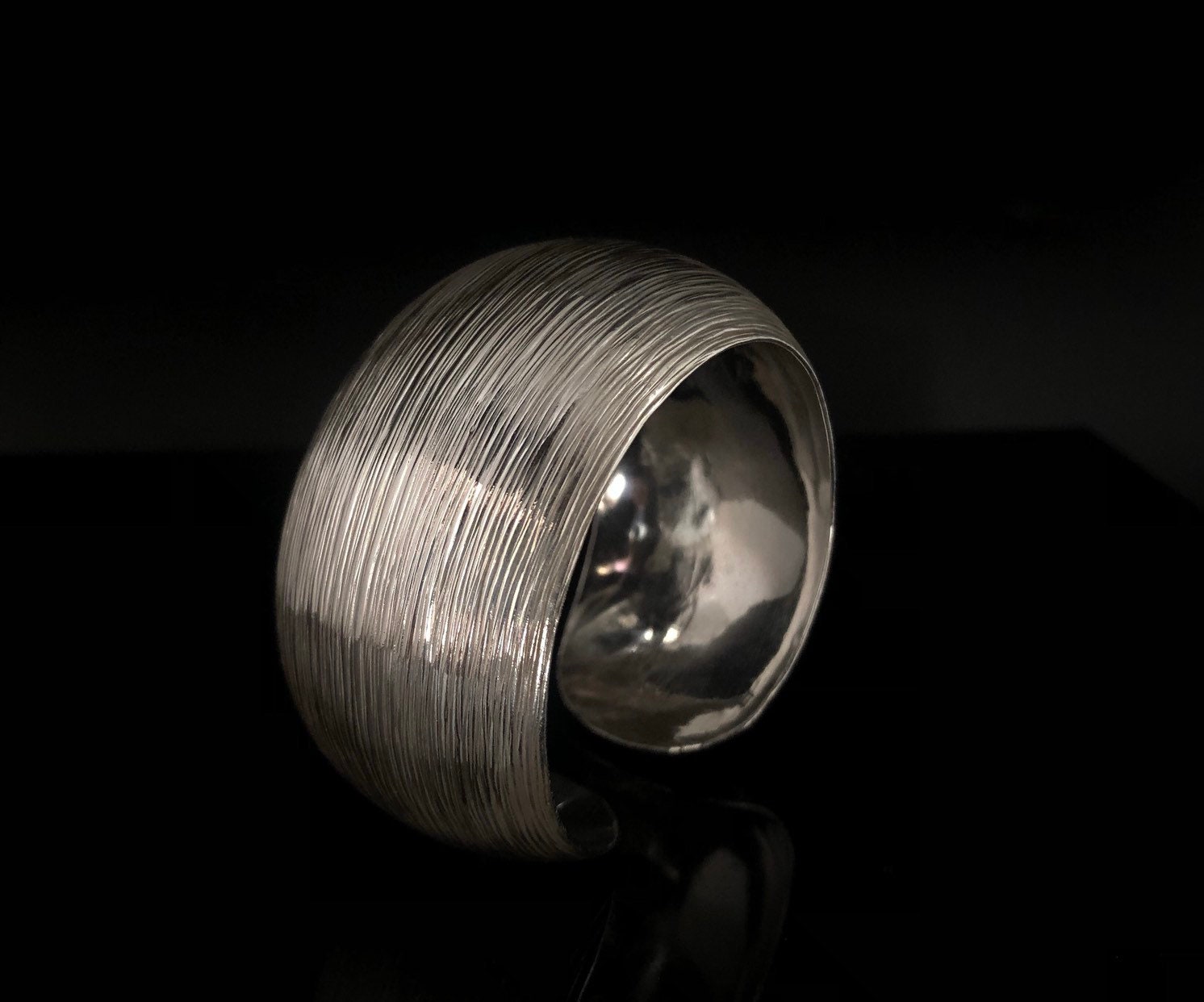 Strukturiertes Sterling Silber Manschette Armband - Konvexes Design von HandandMindSilver