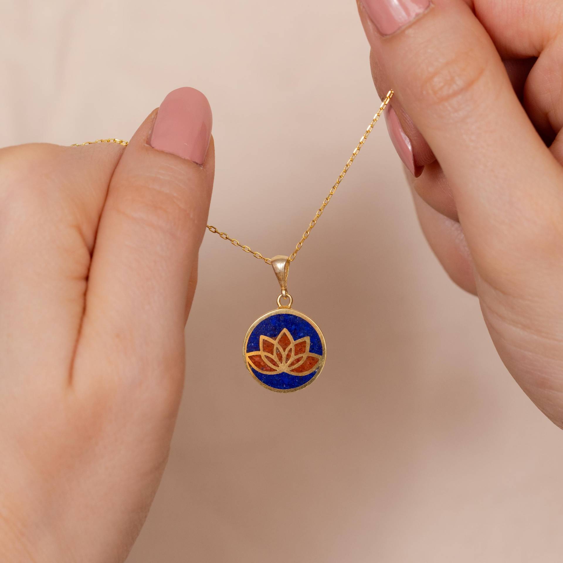 14K Vergoldete Lotus Blume Halskette - Lapis Lazuli & Koralle Edelstein Anhänger Handgemachter Silber Boho Charm Spiritueller Symbol Schmuck 14K Vergoldete Lotus Blume Halskette - Lapis Lazuli & Koralle Edelstein Anhänger Handgemachter Silber Boho Charm Spiritueller Symbol Schmuck von HandandSilver