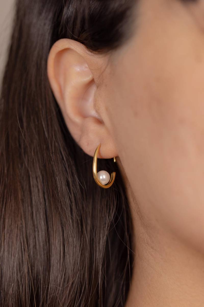 14K Vergoldete Perlenohrringe - Handgemachtes Sterlingsilber von HandandSilver