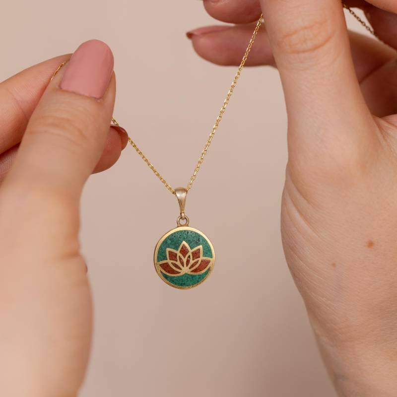 14K Vergoldete Silber Lotus Blume Halskette - Malachit & Koralle Edelstein Anhänger Handgemachter Boho Stil Schmuck Spiritueller Charme 14K Vergoldete Silber Lotus Blume Halskette - Malachit & Koralle Edelstein Anhänger Handgemachter Boho Stil Schmuck Spiritueller Charme von HandandSilver