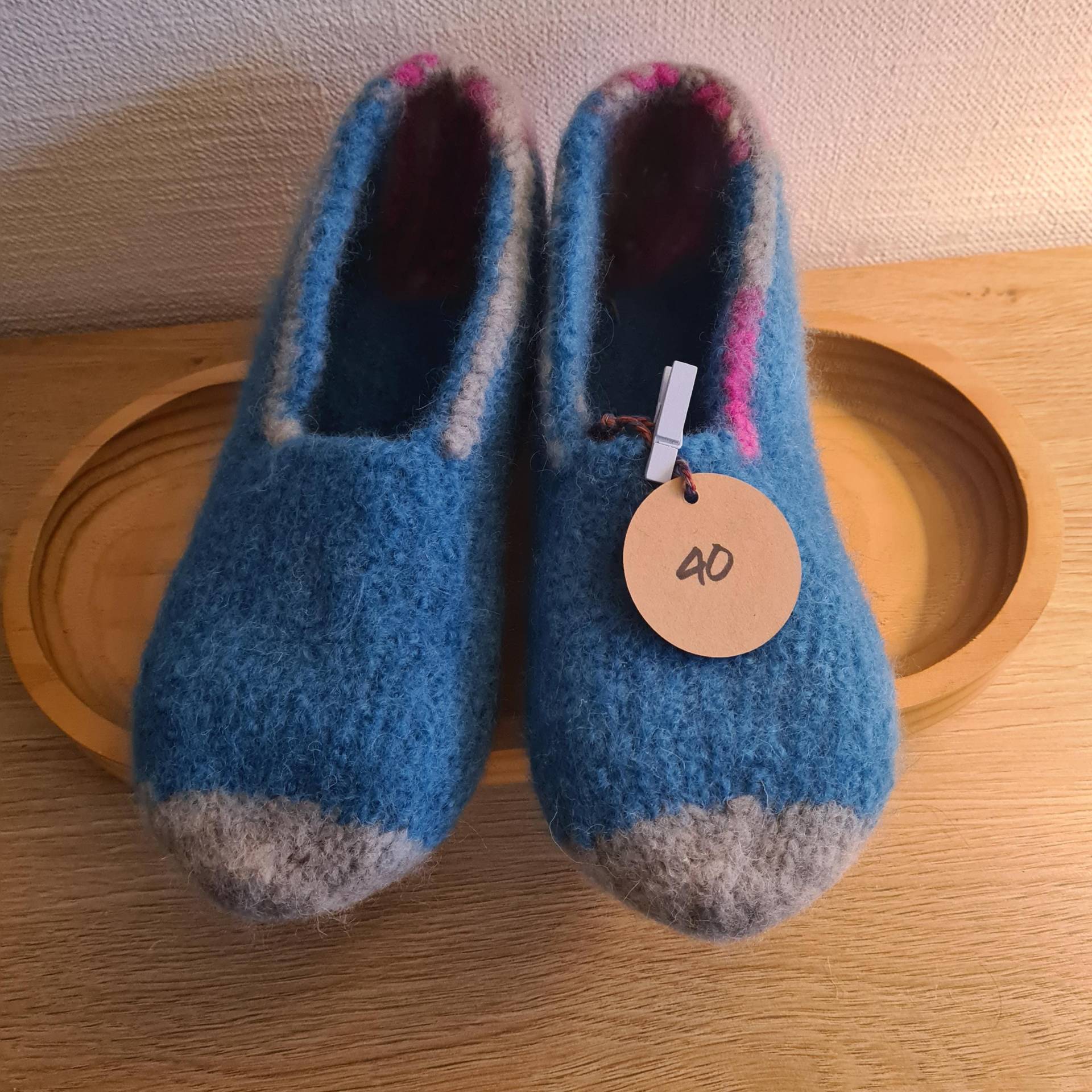 Filzpantoffel, Größe 40, Türkis Mit Buntem Rand, Spitze Und Ferse Filzpantoffel, Größe 40, Türkis Mit Buntem Rand, Spitze Und Ferse von HandarbeitenShop