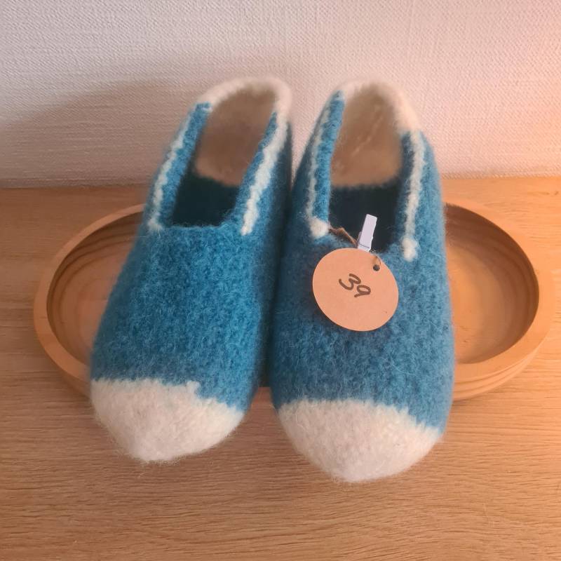 Filzpantoffeln, Größe 39, Türkis Mit Wollweißen Details Filzpantoffeln, Größe 39, Türkis Mit Wollweißen Details von HandarbeitenShop