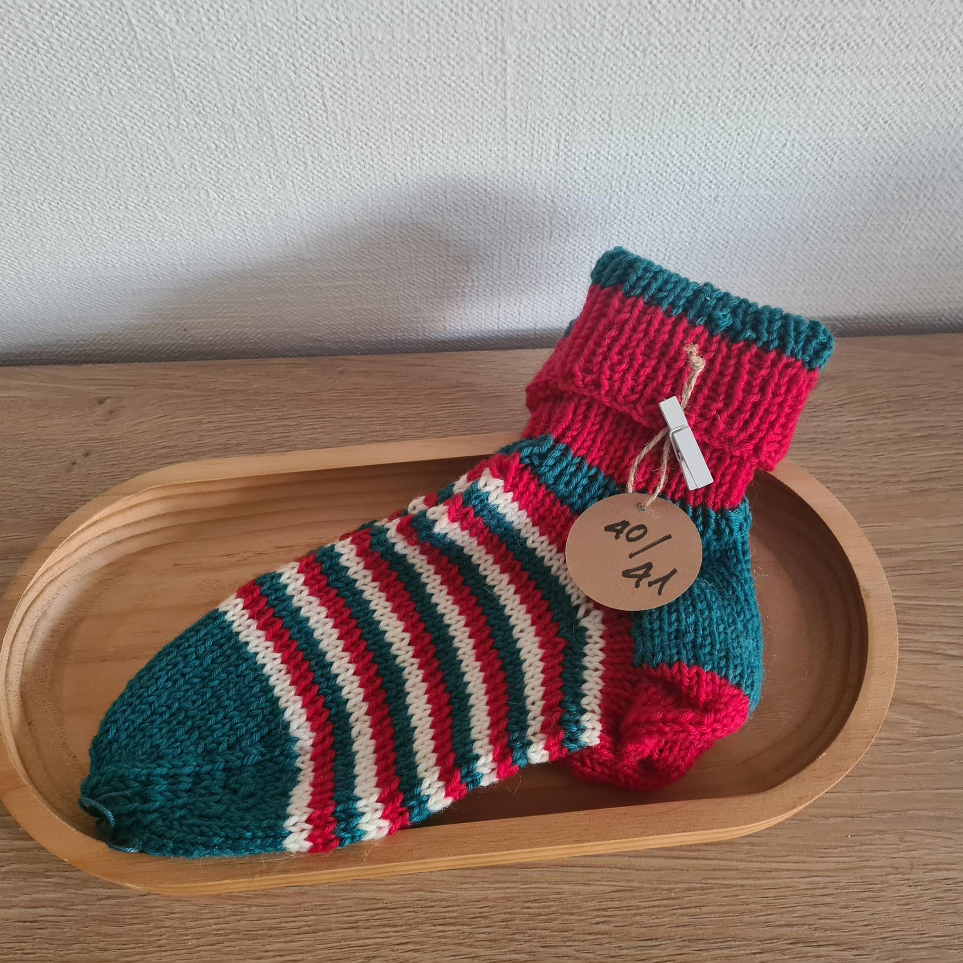 Handgestrickte Socken, Größe 40/41, Rot/Weiß/Grün Gestreift, Aus Trachtenwolle Handgestrickte Socken, Größe 40/41, Rot/Weiß/Grün Gestreift, Aus Trachtenwolle von HandarbeitenShop